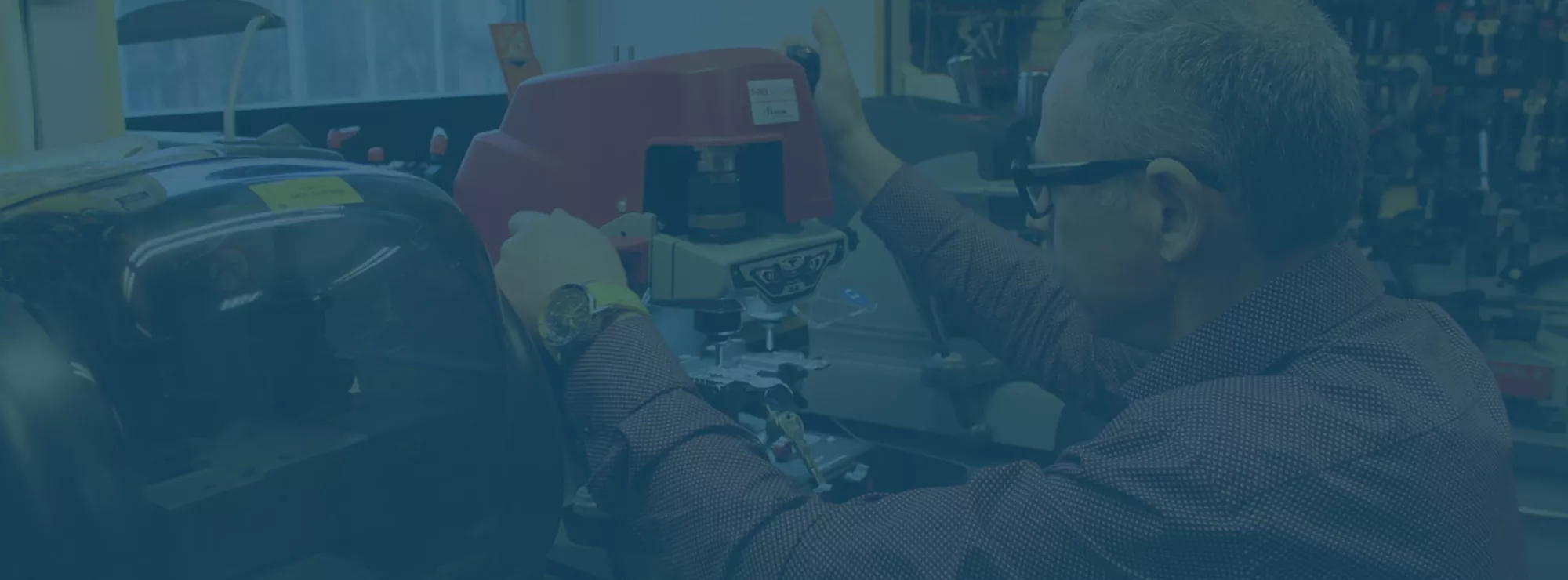 „SPYNŲ ATIDARYMAS“ - viskas iš vienų rankų. Avarinis durų atrakinimas, avarinis seifų atrakinimas, avarinis automobilių atrakinimas, spynų atrakinimas, avarinis spynų atrakinimas, raktų gamyba, spynų taisymas, spynų montavimas, spynų keitimas.
