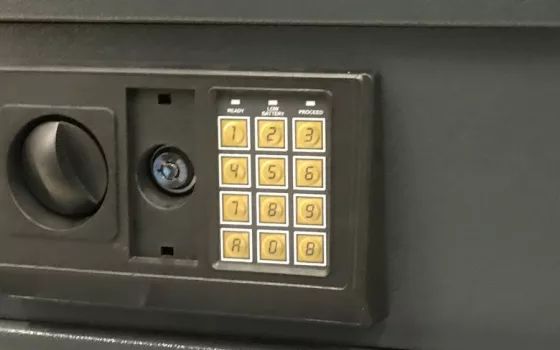 Avarinis seifų atrakinimas, gaminame seifų raktus, keičiame elektroninių ar mechaninių seifų sistemų kodus. Avarinis visų tipų seifų atrakinimas. „SPYNŲ ATIDARYMAS“ viskas iš vienų rankų.