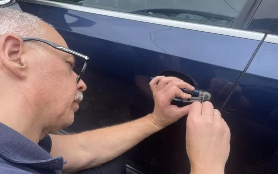 Avarinis automobilių atrakinimas su modernia įranga