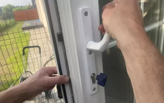 Kaip atliekamas plastikinių lauko durų reguliavimas?
